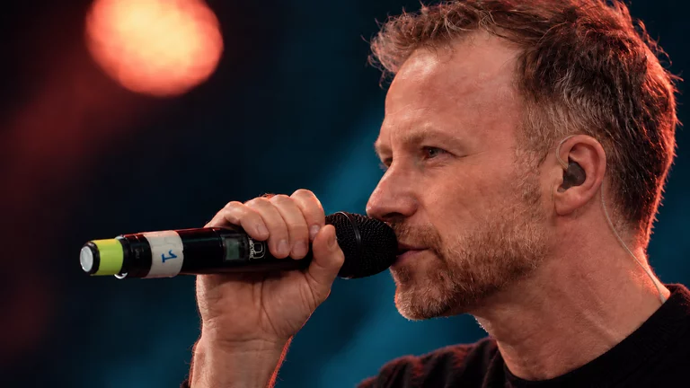 Sänger Tobias Neumann beim Auftritt